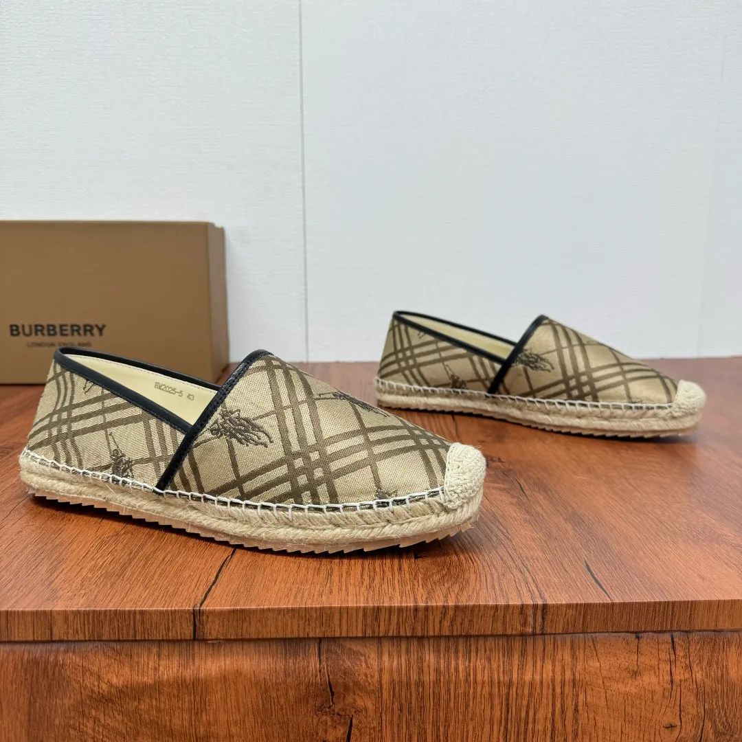 Batch 600 Burberry/Burberry new summer men's embroidered straw fisherman shoes, cool slip-on straw shoes! Encounter British fashion with Burberry espadrilles, a perfect blend of classic and fashionable. The unique printing on the upper is a manifestation of the brand's style. Every color and every pattern tells the story of England. Straw soles bring a natural texture, comfortable and chic. Whether you are strolling in the city streets or heading to the beach for vacation, it can add elegance and charm to you, easily become the center of attention, and start your own fashion journey. Classic knitted canvas upper, with thin calfskin lining suitable for summer, straw lining, genuine leather patch at the bottom of the heel, hemming technology, and Mark stitching details! Anti-slip rubber bottom layer, integrated injection molding of large LOGO letters and badges, multiple colors and styles to choose from, complete package! Size: 39-40-41-42-43-44 Normal size Item number: 2025-5 War Horse Brown